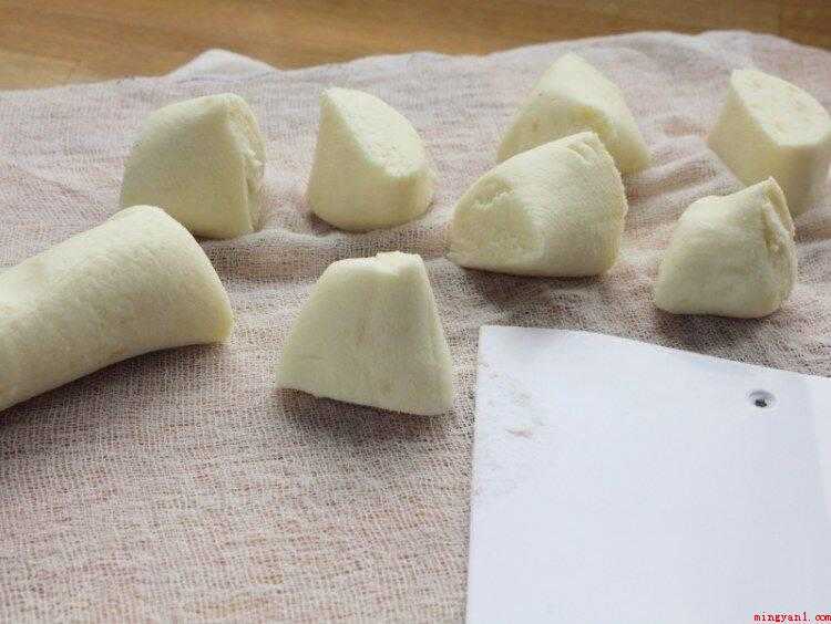 米饼怎么做(马铃薯、糯米粉和米酒备好)