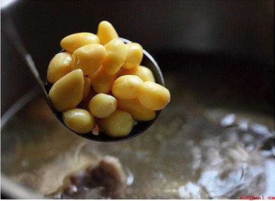 怎么炖鸭子(鸭冼净剁成块,放进姜水锅中绰水除掉鸭腥味儿)