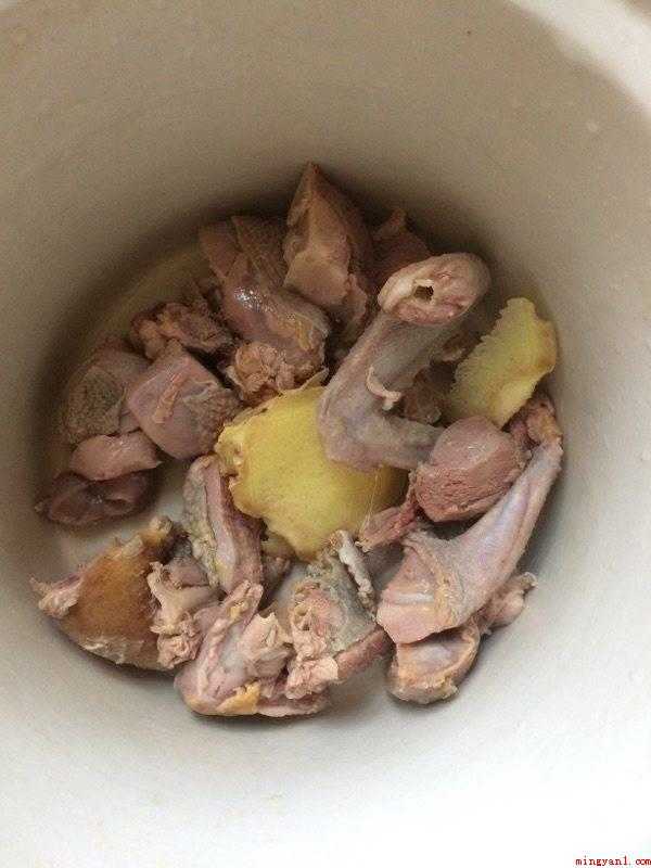 斑鸠怎么做(斑鸠是鸽形目,斑鸠属飞禽的通称)