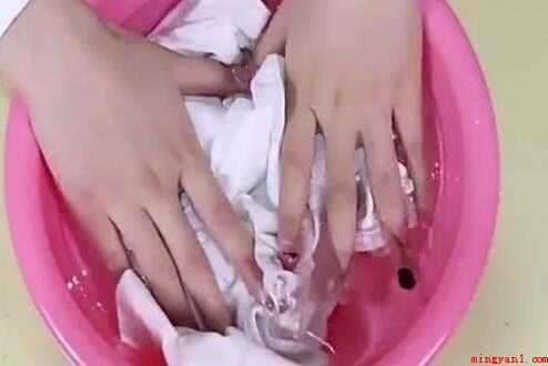衣服出汗长霉斑怎么洗（酒精,白醋,喷壶,一盆淘米水）