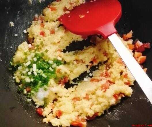 小米怎么炒（小米饭、广式腊肠、鸡骚、胡萝卜、小葱、植物油、盐）