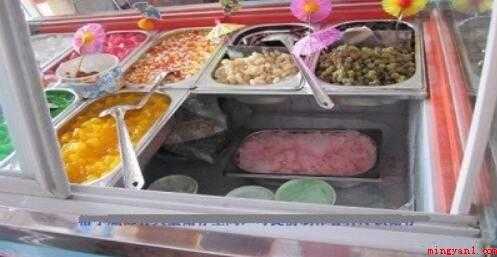 炒奶果怎么做(抹茶味炒奶果食物:新鲜草莓苗2个、牛奶一杯、葡萄干6粒、可可)