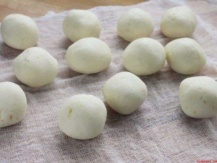 米饼怎么做(马铃薯、糯米粉和米酒备好)