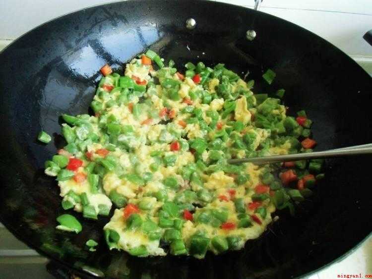 蛋炒豆角怎么炒好吃（鸡蛋定型,快速用筷子划散）