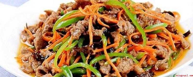 青椒牛肉丝怎么炒(青椒丝和黑木耳丝一起炒断生后加盐调味出锅)