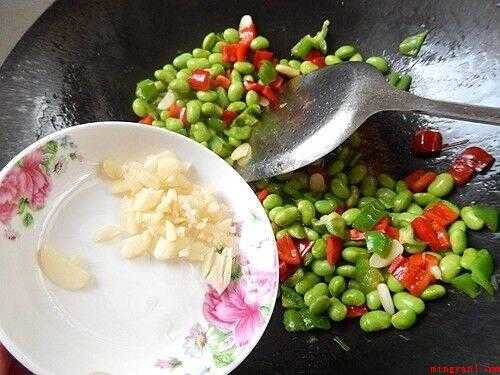 毛豆仁怎么炒好吃（毛豆仁的食材准备_菜籽油、青椒、红椒各适量）