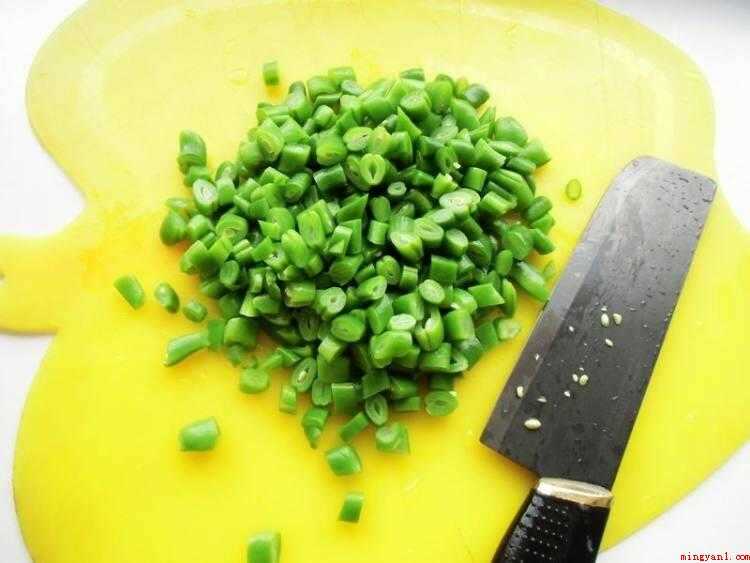 蛋炒豆角怎么炒好吃（鸡蛋定型,快速用筷子划散）