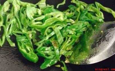 热狗怎么炒(青椒炒热狗香肠,原材料:柿子椒150克,热狗肠3根,木耳4-)