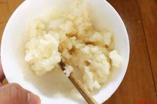 椰奶冻怎么打开(椰奶冻从冰箱里取出后,撕下保鲜膜,揭开之前打开的盖子就可以吃)