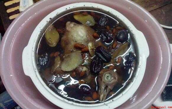 鸽子怎么炖不腥（我国民间有“一鸽胜九鸡”的说法）