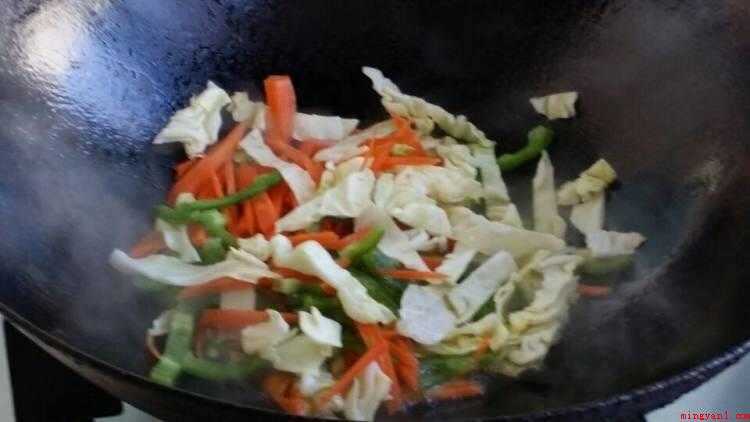 炒饼丝怎么做好吃（食物提前准备:春饼300克、青椒1个、红萝卜1根、包心菜）
