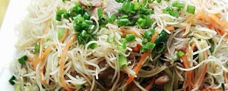 米粉怎么炒（胡萝卜、青瓜半条、香葱大蒜各适量）
