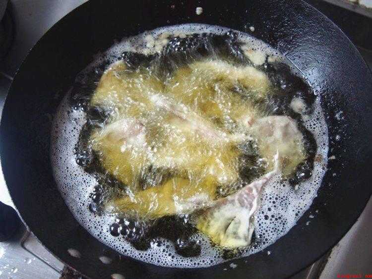 干炸蘑菇怎么做就脆(蘑菇洗净撕成小块,面粉和淀粉加水均匀)
