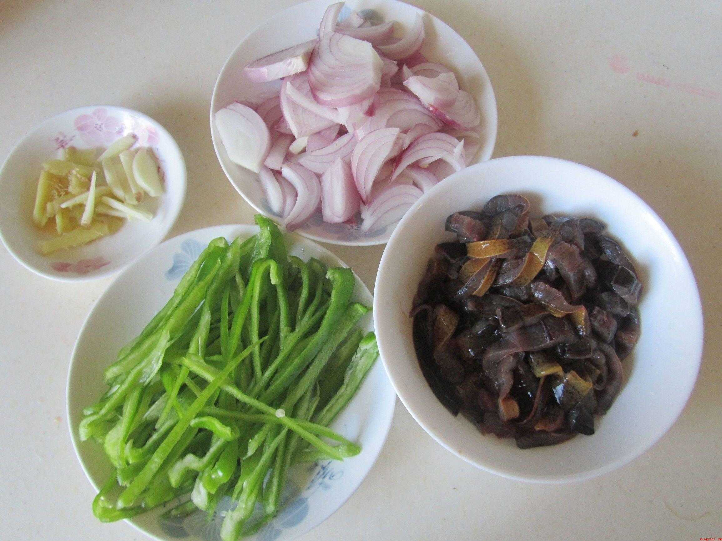 鳝鱼怎么做(食材准备:鳗鱼、洋葱、热锅凉油)