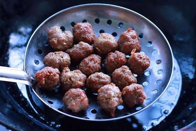 炸丸子怎么做(牛肉切成肉末的做法步骤)
