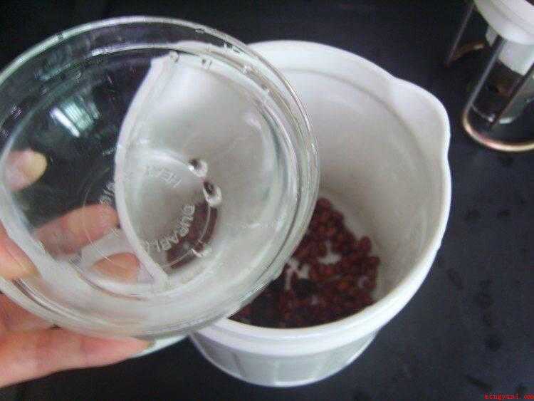 豆奶怎么做(红豆(提早泡软)、桂圆、枸杞子清洗)