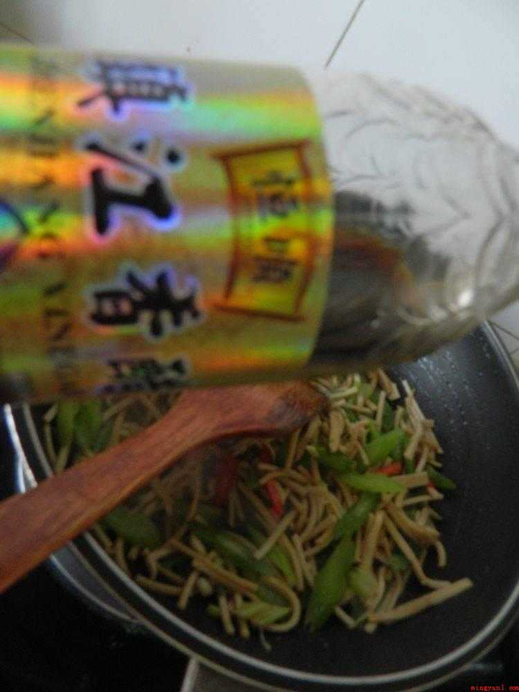 豆腐丝怎么炒好吃又简单（豆腐丝的做法_健康频道）