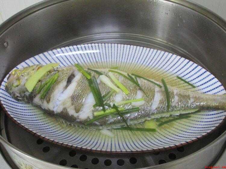 大黄鱼怎么做(青椒丝和姜丝的做法_健康频道)