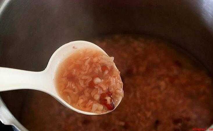 薏米红豆粥的做法（红豆薏米粥制作简单、营养丰富,鲜香可口）