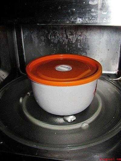 栗子怎么炒(栗子洗净用刀在上面画出十字花痕,稍微深一点。)