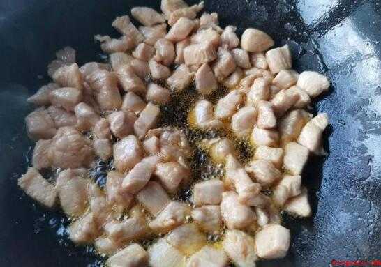 怎么炒鸡丁好吃(美食推荐:鸡胸脯肉1块、黄瓜半根、油炒花生米)