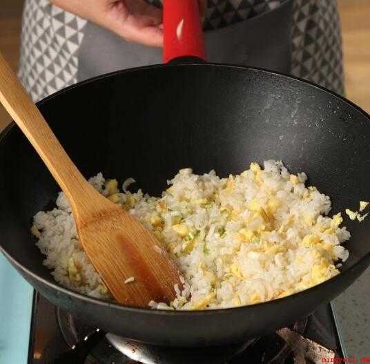 蛋炒饭怎么炒好吃(蛋炒饭的提前准备原材料)