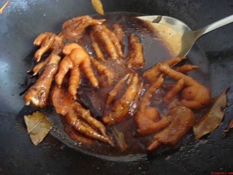 红烧鸡爪怎么做好吃（鸡爪洗净对切开,鸡爪烧烂后放入点生抽调味即可装盘）
