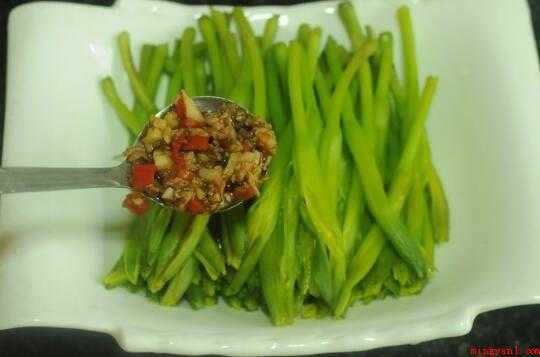 金针菜怎么吃(清香扑鼻的金针菜,咸鲜入味,香气怡人)
