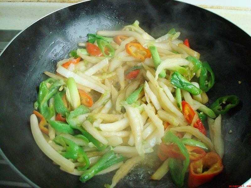 炒大白菜怎么做好吃(卷心菜杆、猪肉、蒜苗、五香粉、芝麻油(可选)、鸡精、淀粉。)