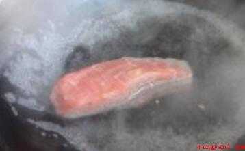 牛外脊肉适合怎么吃(牛肉洗净,切块状;放进开水锅焯烫捞出洗净)