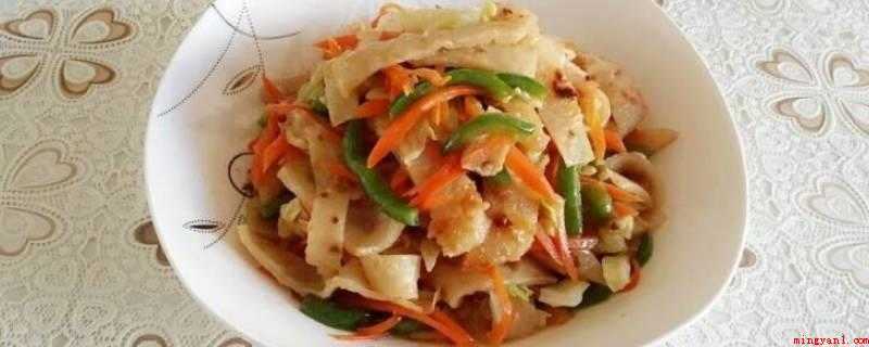炒饼丝怎么做好吃（食物提前准备:春饼300克、青椒1个、红萝卜1根、包心菜）