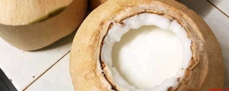 椰奶冻怎么打开(椰奶冻从冰箱里取出后,撕下保鲜膜,揭开之前打开的盖子就可以吃)
