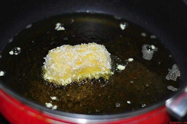 香蕉能做什么简单的美食（香蕉削皮切成2段,按土司的长短来切）