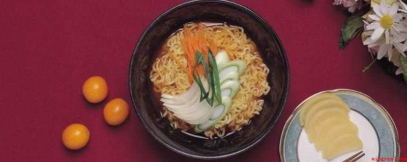 泡面种类（红烧牛肉面、鲜虾鱼板面、香菇炖鸡面、蘑菇鸡面）
