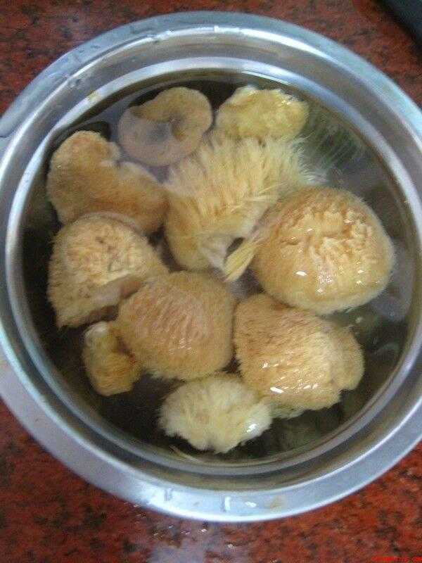 猴头菇吃法(猴头菇提前一晚浸泡,隔一段时间换水)