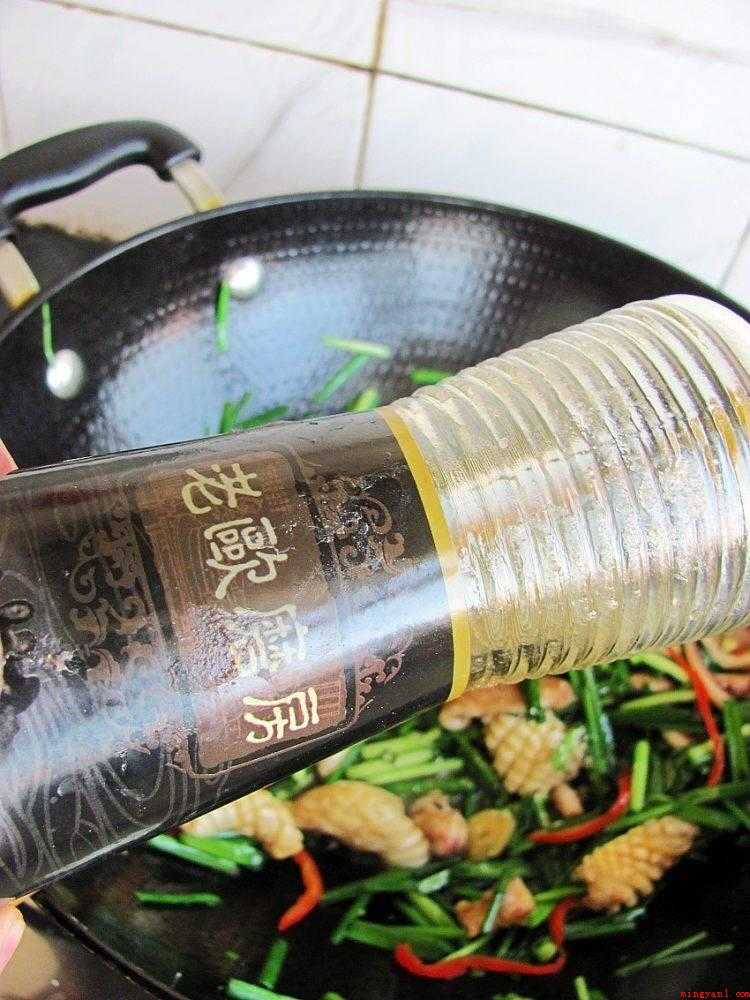 鱿鱼炒韭菜怎么炒(吃鱿鱼是一种好的选择,鱿鱼其营养价值毫不逊色于牛肉和金枪鱼)