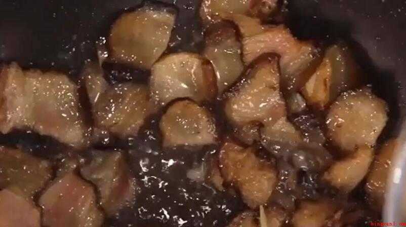 腊肉怎么炒好吃（腊肉切成三毫米的薄片。）