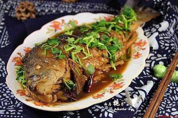 红烧鲤鱼怎么做（鲤鱼洗净,去鳞去腮去内脏,再冲去血水。）