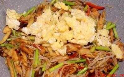 烧饼怎么炒(油酥烧饼,生鸡蛋,豆芽,蒜苔,小辣椒,生抽酱油)