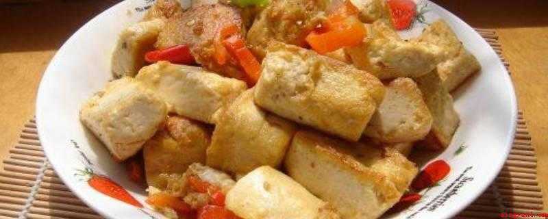 豆腐炒辣椒怎么做(食物提前准备:豆腐300克辣椒50克、油适当、盐适量)