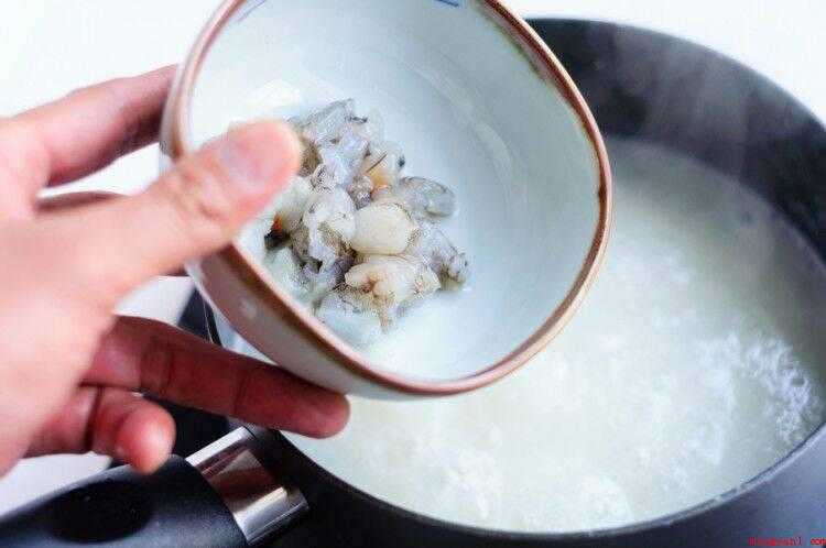 虾米粥怎么做（稻米淘洗后用清水泡浸40分钟,小米粒泛白。）