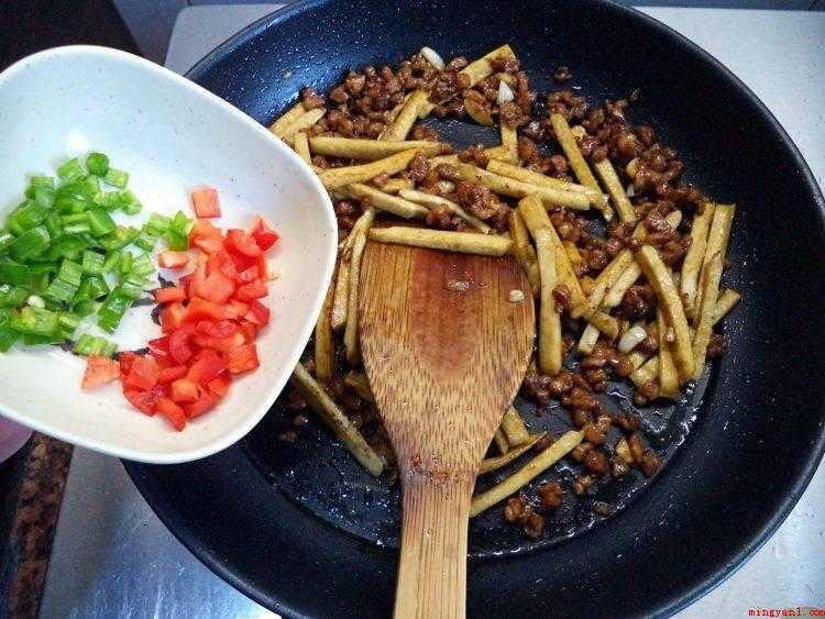 豆干条怎么炒（豆干切条,肉末切小粒,加入酱油,生粉拌匀腌制,大蒜和青椒切小）