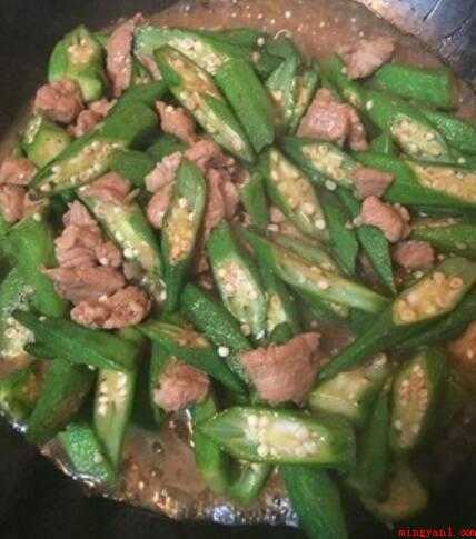 秋葵炒肉怎么做(夹心肉炒菜,口感嫩滑不柴,肥瘦相间)