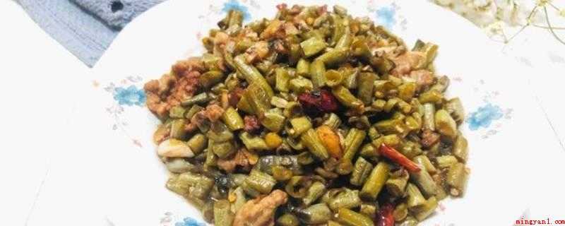 酸豇豆怎么炒(酸豇豆、肉丝、蒜头、辣椒干五六、酱油、鸡精)