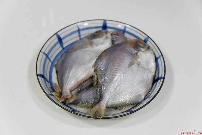 鲳鱼怎么做(冷藏小鲳鱼4条、米酒1汤匙、黑胡椒粉)