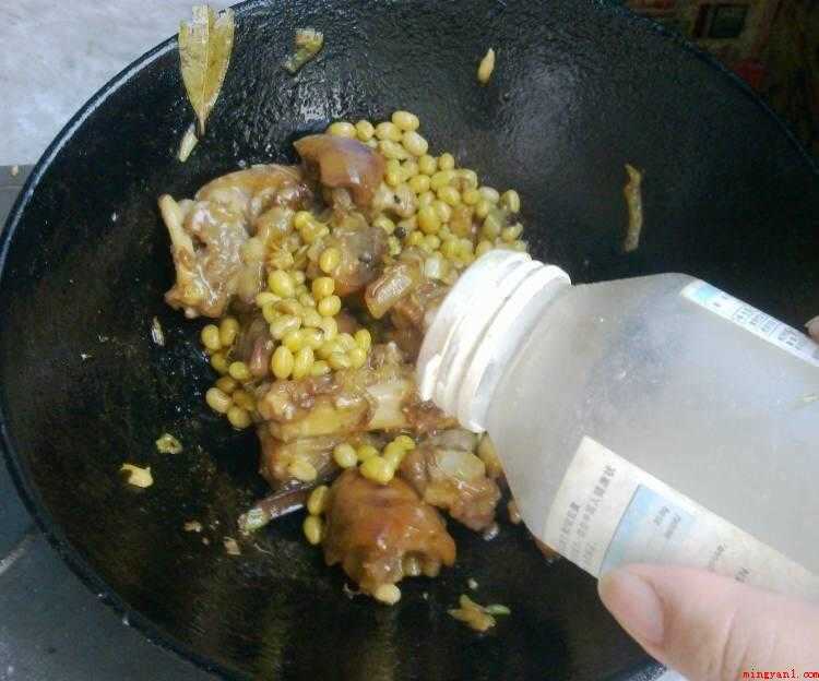 怎么炖猪蹄(大豆用水浸泡,直到体积变大)