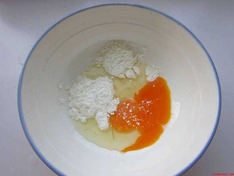 大个的鸡腿怎么做好吃（食物提前准备:鸡小腿、食用油、盐、生鸡蛋、面包糠、辣椒粉、孜）
