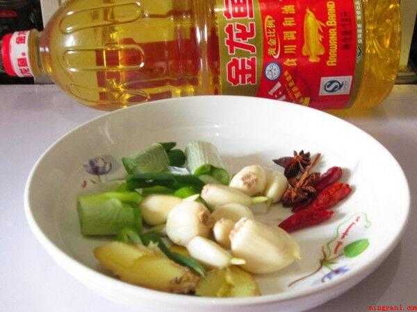 红烧鲤鱼怎么做（鲤鱼洗净,去鳞去腮去内脏,再冲去血水。）