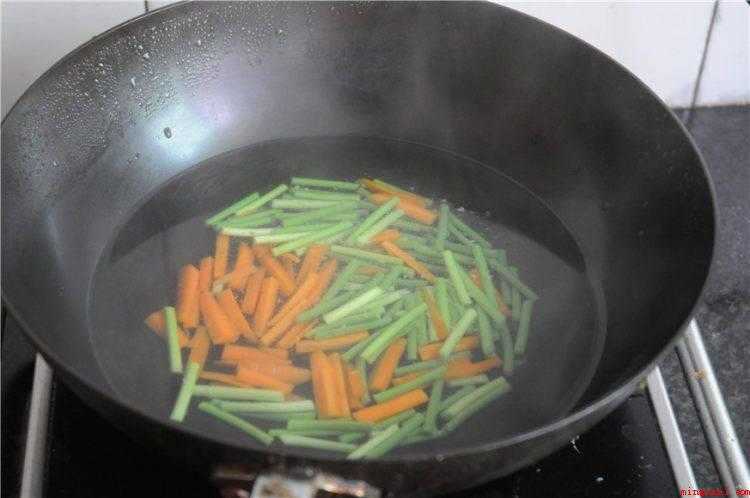 午餐肉怎么做好吃(午餐肉切丝,胡萝卜切粗丝,蒜薹切断备用)