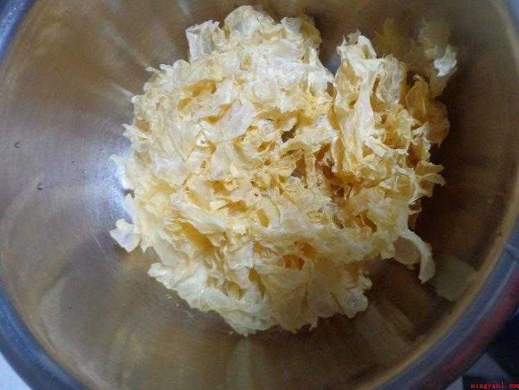 新鲜的莲子怎么做好吃（银耳和莲子洗净泡的做法）